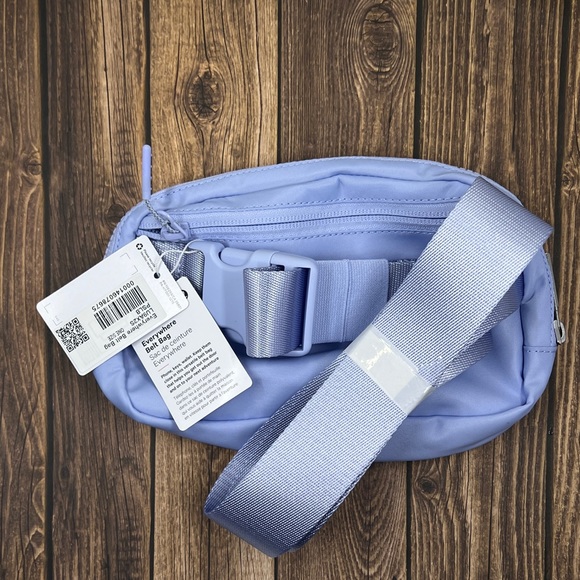 🆕 Everywhere Belt Bag in Pastel Blue Lululemon - Picture 2 of 5
